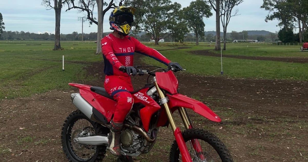 Darauf-hat-er-20-Jahre-gewartet-Troy-Bayliss-auf-einer-Motocross-Ducati