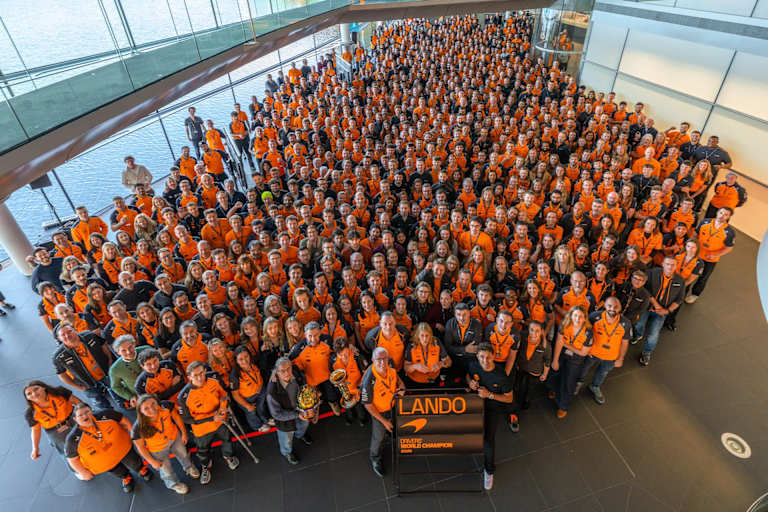 Die McLaren-Mannschaft feiert Lando Norris