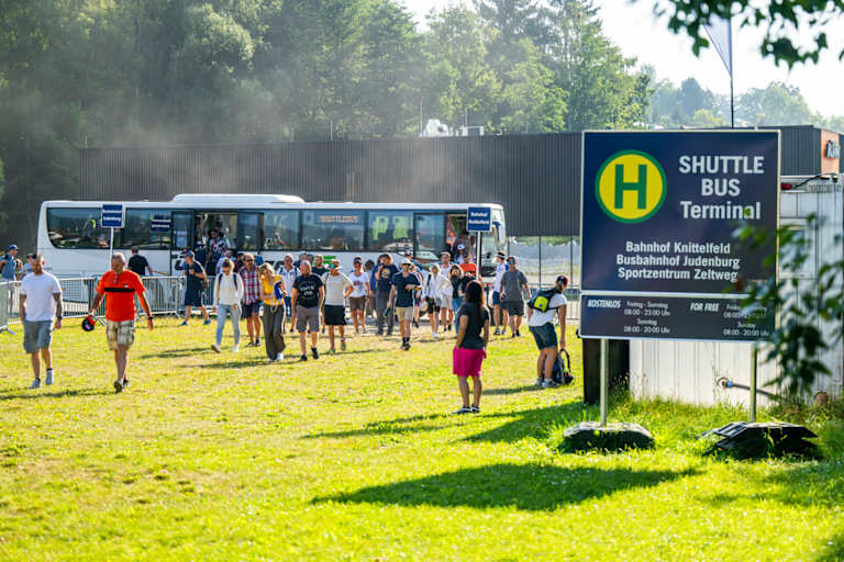 Eine besonders bequeme Möglichkeit bieten überregionale Bustransfers