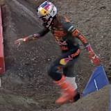 Aaron Plessinger bringt sich nach seinem Crash in Sicherheit