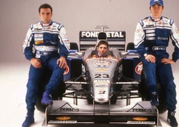 Minardi 1998: Esteban Tuero (links), Laurent Redon (im Auto), Shinji Nakano