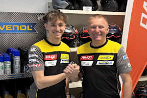 Stepan Zuda (li.) unterschreibt bei Freudenberg