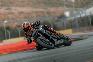 Schnell: KTM 1390 Super Duke RR Track in ihrem natürlichen Habitat