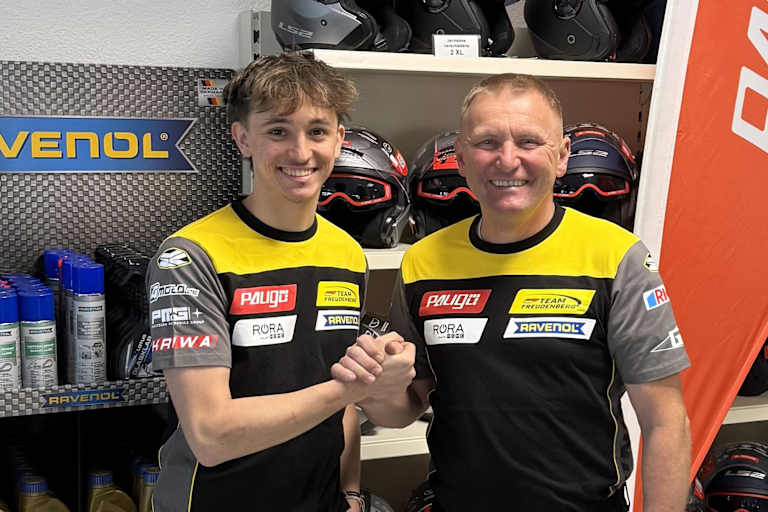 Stepan Zuda (li.) unterschreibt bei Freudenberg