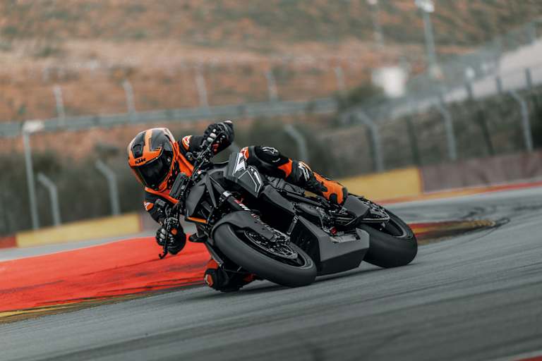 Schnell: KTM 1390 Super Duke RR Track in ihrem natürlichen Habitat