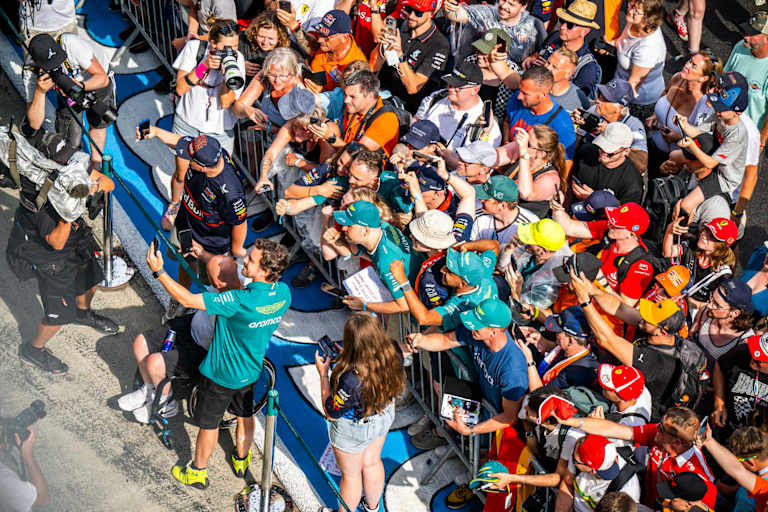Fernando Alonso beim Pitlane Walk