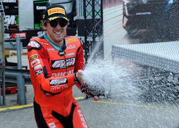 Jetzt auch ein Supersport-Sieger: Philipp Öttl