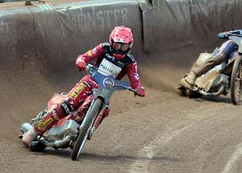 Max Fricke raste im Langbahnstil außen zum GP-Sieg