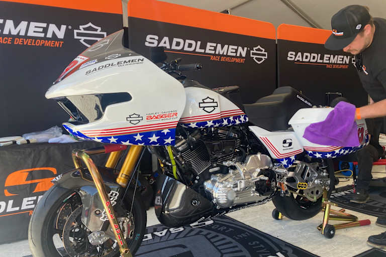 Die Fahrer haben Spaß mit den großen V2-Bikes