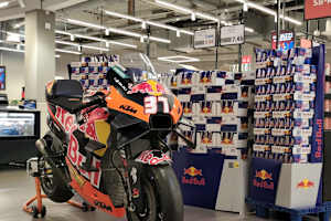 Die KTM RC16 von Pedro Acosta im Supermarkt