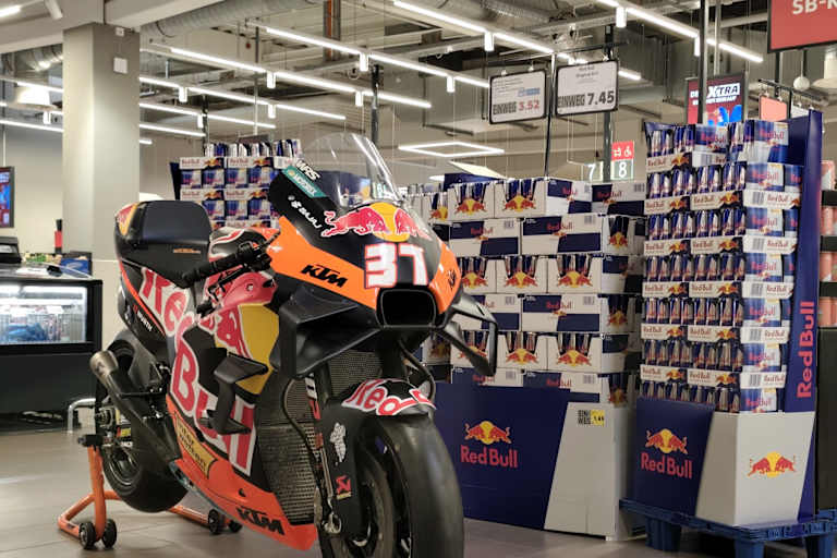 Die KTM RC16 von Pedro Acosta im Supermarkt