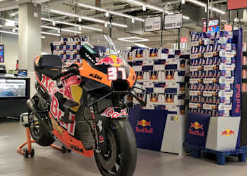 Die KTM RC16 von Pedro Acosta im Supermarkt
