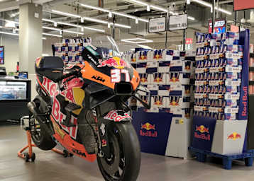 Die KTM RC16 von Pedro Acosta im Supermarkt