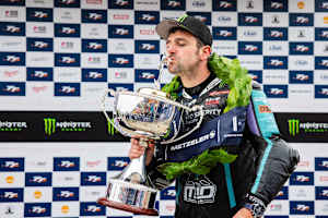 Michael Dunlop hat bereits ein inniges Verhältnis zu den TT-Pokalen