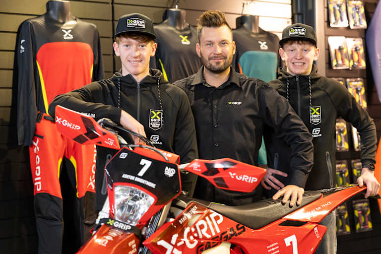 Mitch (links) und Ashton Brightmore mit X-GRIP-Teamchef Benjamin Diesel