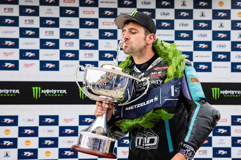 Michael Dunlop hat bereits ein inniges Verhältnis zu den TT-Pokalen