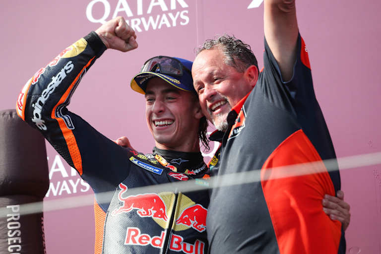 Pedro Acosta mit Crew-Chief Paul Trevathan in Spielberg