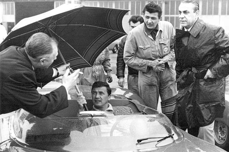 Wien-Aspern 1963: Hans Herrmann im Cockpit eines Abarth-Sportwagens