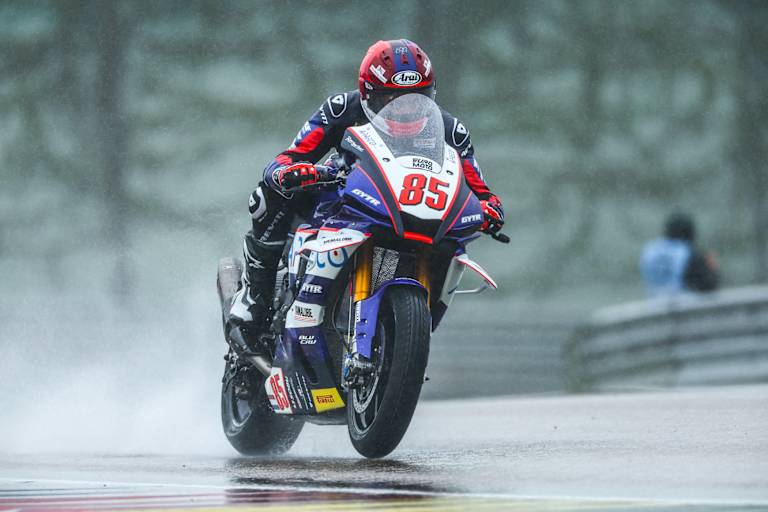 Twan Smits mit der R1 auf dem verregneten Sachsenring