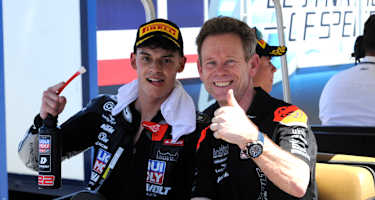 Intact-Teammanager Peter Öttl (re.) mit Buriram-Sieger David Almansa