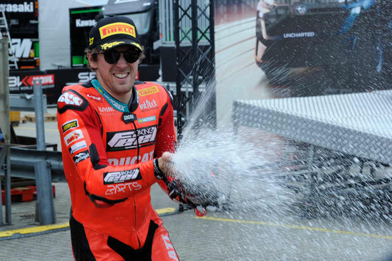 Jetzt auch ein Supersport-Sieger: Philipp Öttl