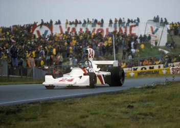 James Hunt 1975 in Zandvoort auf dem Weg zu seinem ersten GP-Sieg