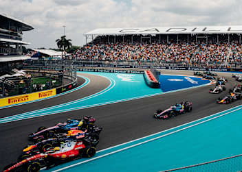 Lewis Hamilton (vorne) gegen Verstappen und Colapinto