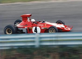 Das ist Merzario im Ferrari, aber wieso fuhr der Italiener ohne Flügel?