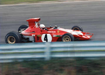 Das ist Merzario im Ferrari, aber wieso fuhr der Italiener ohne Flügel?