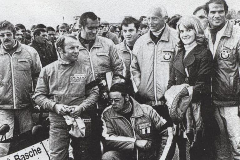 BMW-Männer mit Trauerflor beim F2-Abschied 1970 in Neubiberg 
