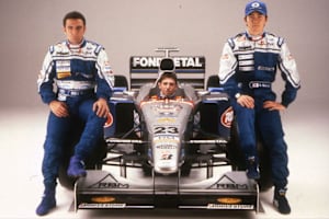 Minardi 1998: Esteban Tuero (links), Laurent Redon (im Auto), Shinji Nakano