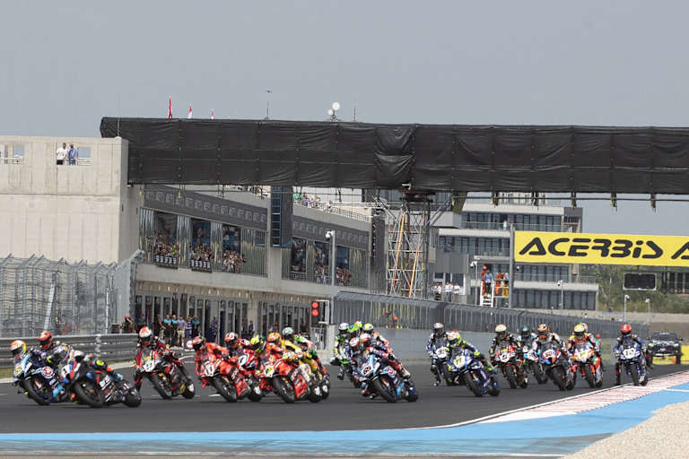 Die erste Kurve auf dem Balaton Park Circuit ist eng und gefährlich