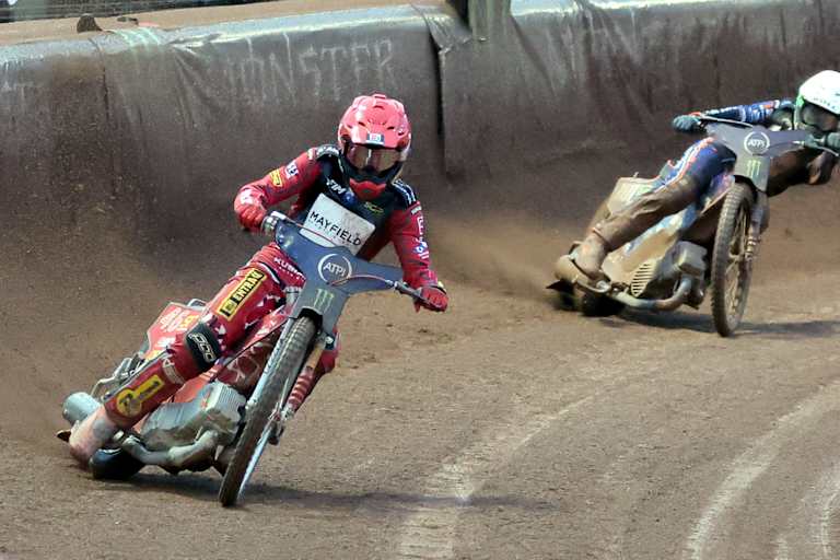 Max Fricke raste im Langbahnstil außen zum GP-Sieg