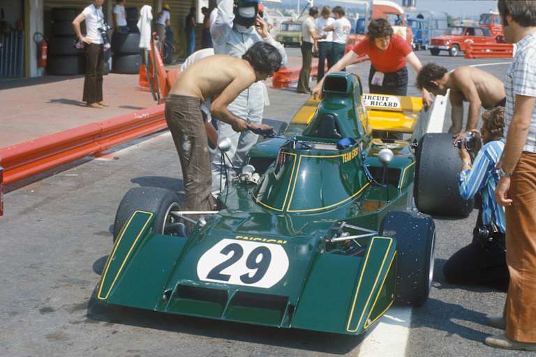 Rikky von Opel 1973 an seinem Ensign-Rennwagen