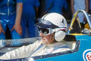 Wer ist das? Wo und wann entstand dieses Foto? Und wieso dieser Helm?