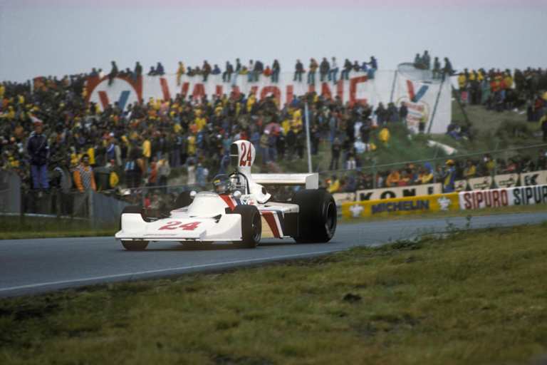 James Hunt 1975 in Zandvoort auf dem Weg zu seinem ersten GP-Sieg
