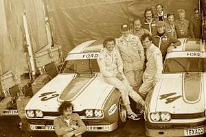 Ford-Pilot Jochen Mass, links auf Motorhaube des Capri mit der 43 sitzend