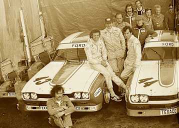 Ford-Pilot Jochen Mass, links auf Motorhaube des Capri mit der 43 sitzend