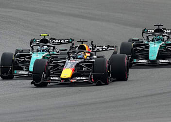 Max Verstappen im Kampf mit Antonelli (links) und Russell