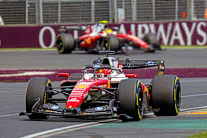 Charles Leclerc und Lewis Hamilton mit ihren Ferrari