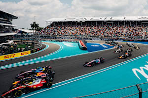 Lewis Hamilton (vorne) gegen Verstappen und Colapinto