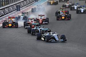 Abu Dhabi 2016: Hamilton vor Rosberg, links mit rauchendem Rad Verstappen