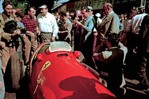 Alberto Ascari (rechts mit blauem Hemd) mit seinem Ferrari
