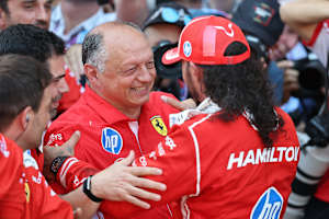 Ferrari-Teamchef Fred Vasseur und Lewis Hamilton