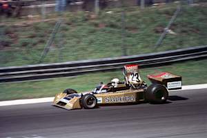 Leo Kinnunen mit seinem Surtees in Monza 1974 – mit offenem Sturzhelm