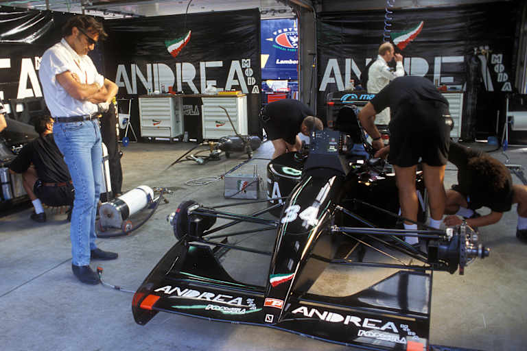 Andrea Sassetti betrachtet seinen Formel-1-Rennwagen