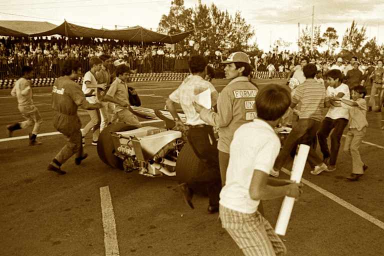 Gleich wird der Sieger-Ferrari von Jacky Ickx geplündert