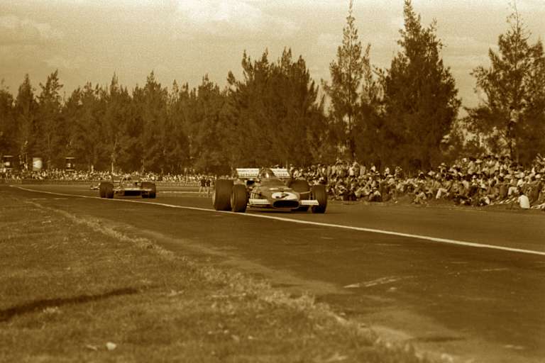 Ickx vor Stewart in Mexiko 1970: Fans ganz dicht an der Strecke