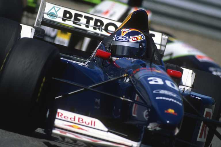 Schon 1995 prangten die Logos von Red Bull und Ford auf einem Formel-1-Auto