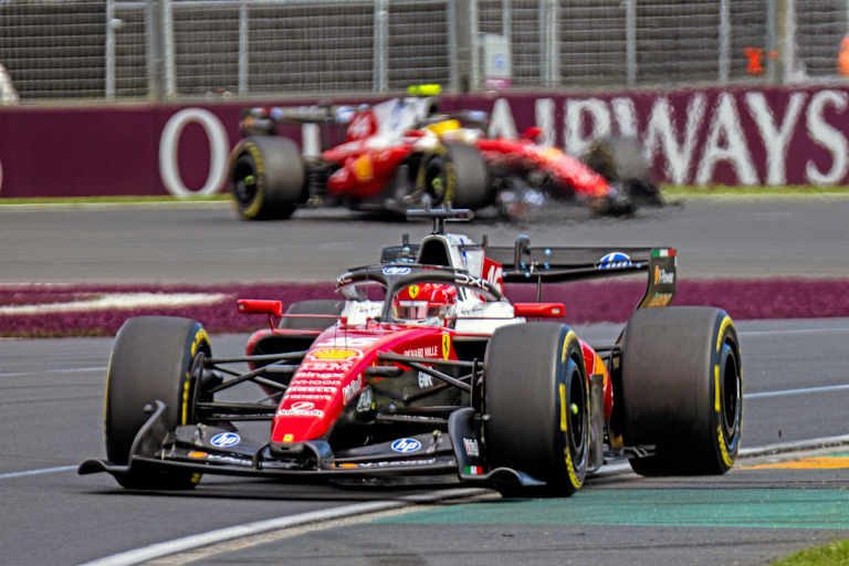 Charles Leclerc und Lewis Hamilton mit ihren Ferrari